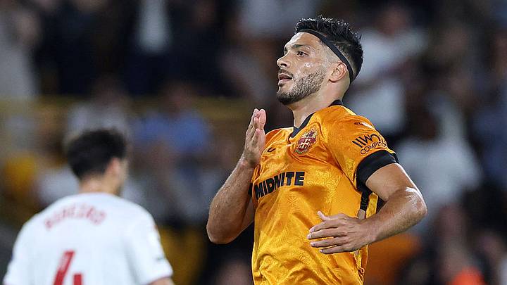 El mexicano Raúl Jiménez fue parte crucial para que los Wolves sumaran su primer punto en la Championship en el empate 2-2 ante Blackburn Rovers. El mexicano Raúl Jiménez fue parte crucial para que los Wolves sumaran su primer punto en la Championship en el empate 2-2 ante Blackburn Rovers.