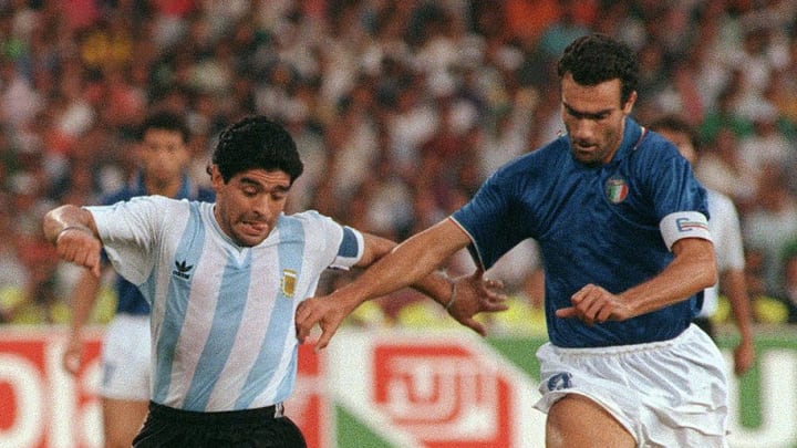 Argentinian forward Diego Maradona (L) t