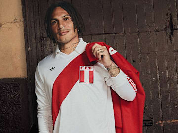 Paolo Guerrero in Peru's reissued 1978 World Cup kit.