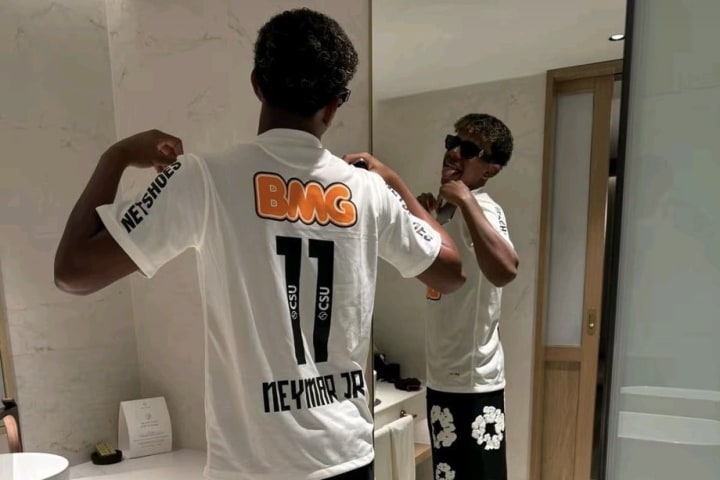 Lamine Yamal com a camisa do Santos