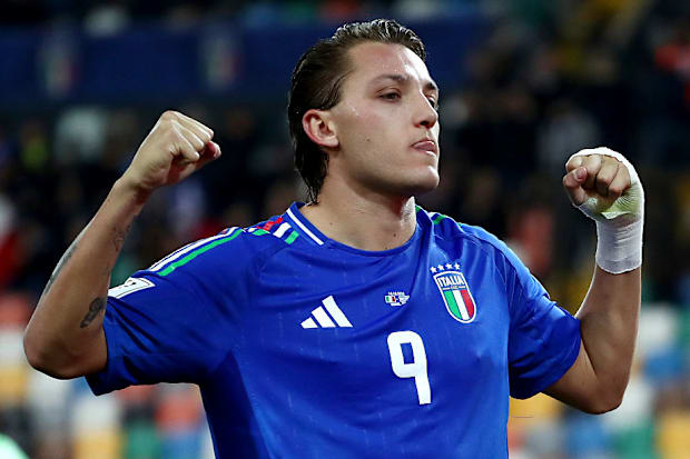 มาเตโอ เรเตกี กำลังเฉลิมฉลอง มาเตโอ เรเตกี กำลังเฉลิมฉลอง