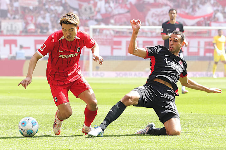 Ritsu Doan (l) hier noch im Duell gegen die SGE