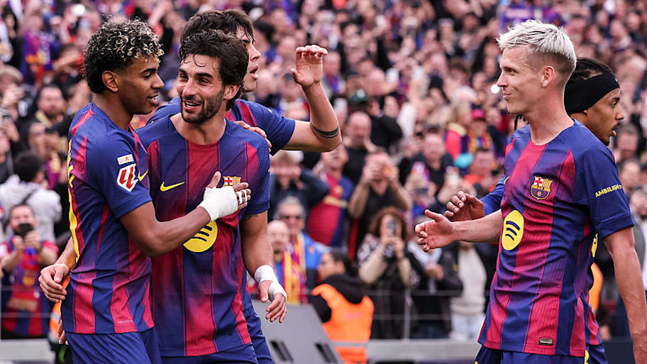 barcelona players celebrating.