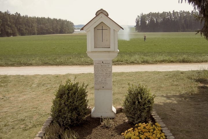 Cenotaph marking the site of the Hinterkaifeck farmhouse.