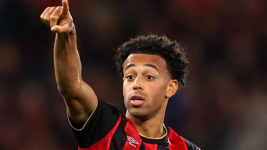 Tyler Adams pointing