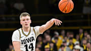 Iowa Hawkeyes guard Bennett Stirtz