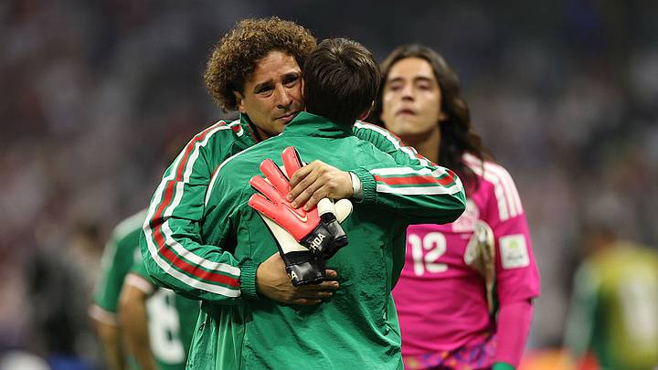 El último recorrido de Memo Ochoa con el Tricolor: una despedida que hizo llorar al Azteca. El último recorrido de Memo Ochoa con el Tricolor: una despedida que hizo llorar al Azteca.