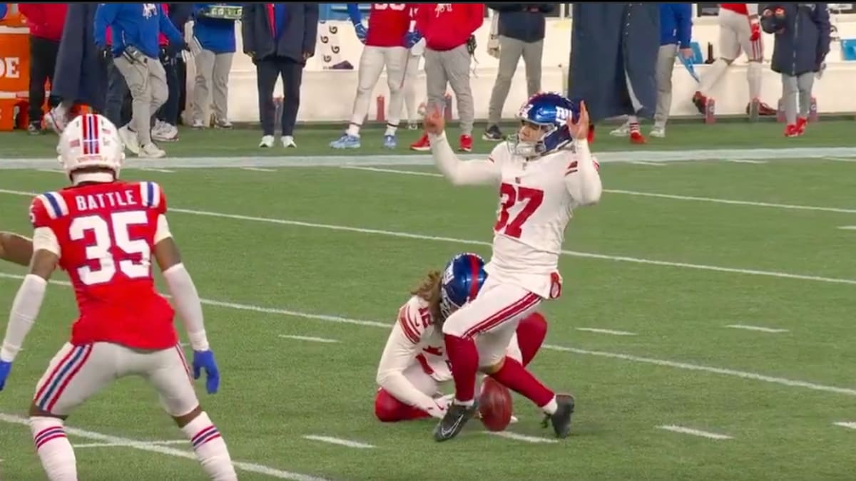 Giants' Younghoe Koo Kicks Ground in Strangest Failed Field Goal You'll Ever See