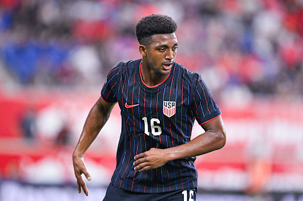 Alex Freeman en acción para USMNT.
