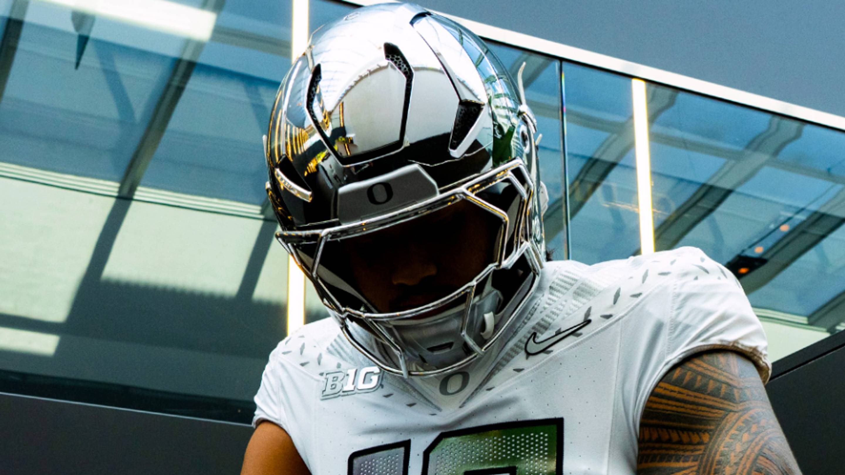Oregon Ducks Make Strong Statement With USC Trojans Uniforms