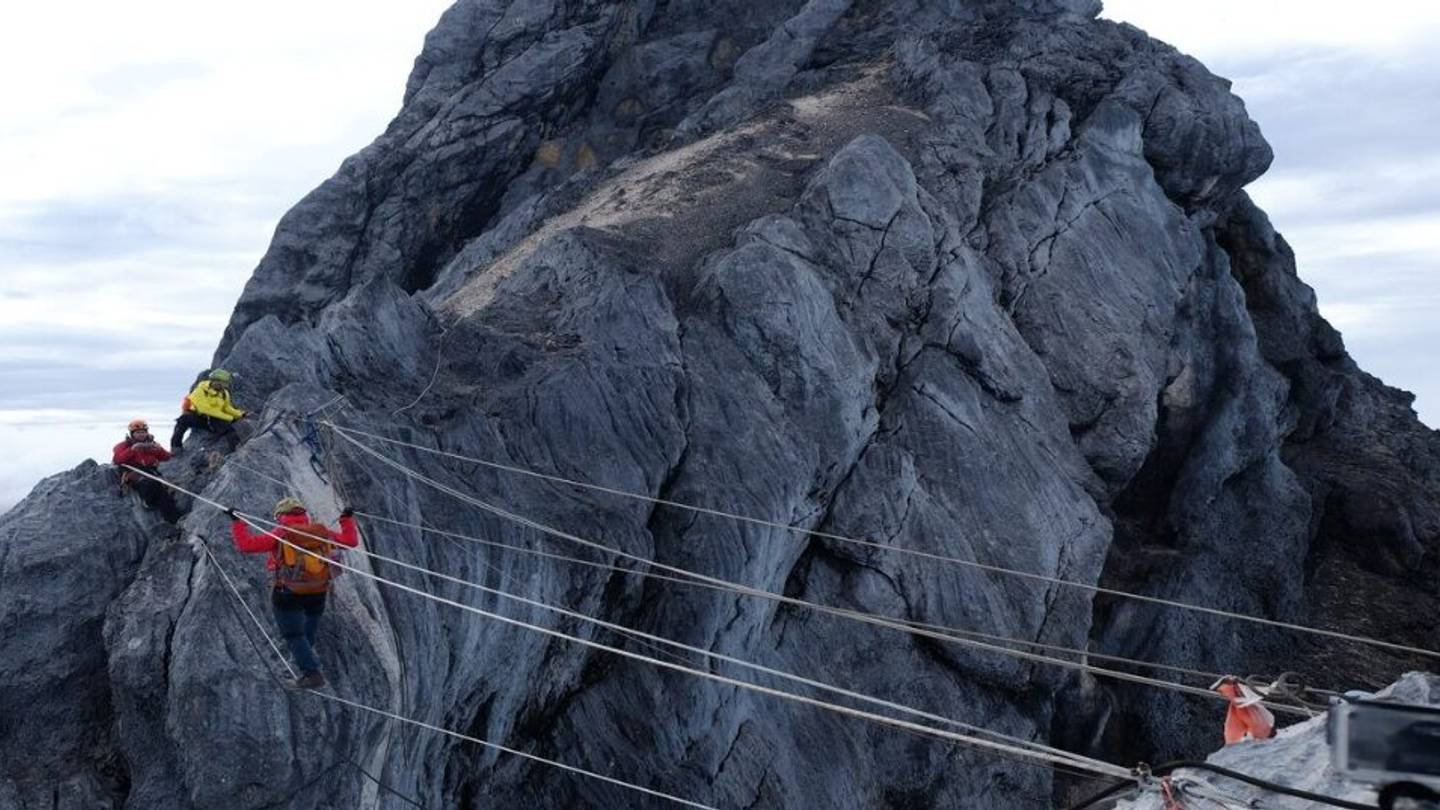 カルステンツ・ピラミッドで短時間の登山中に登山者2名が死亡