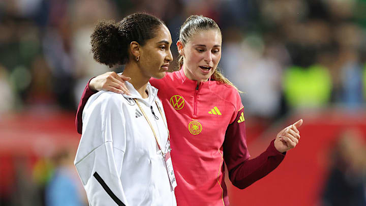 Der Weg auf die große Fußballbühne war auch für DFB-Shootingstar Cora Zicai und Jule Brand nicht leicht