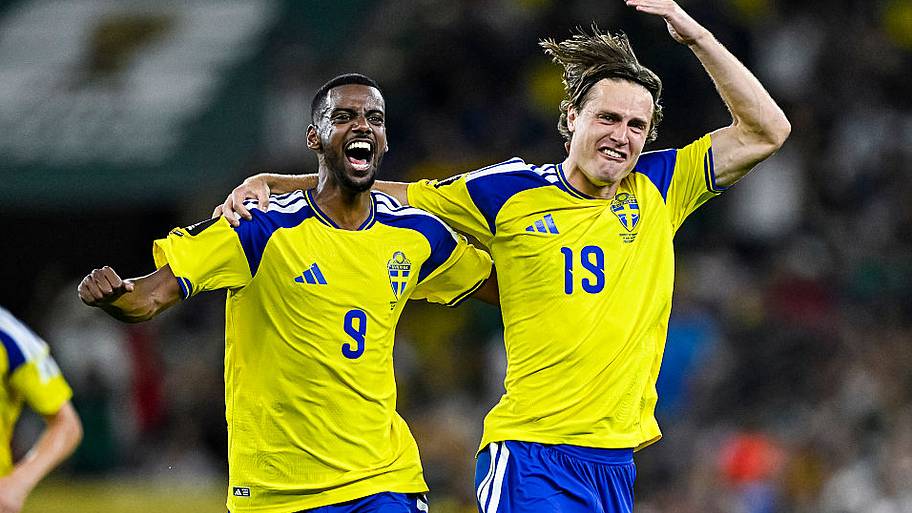 Sweden players celebrate, Alexander Isak