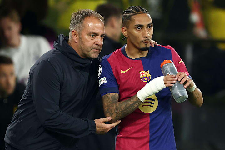 Hansi Flick with his arm around Raphinha.