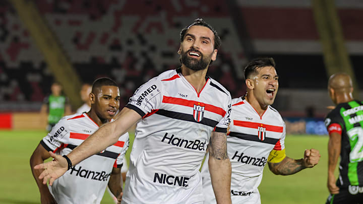 Léo Gamalho deixou uma boa imagem na estreia no Botafogo-SP Léo Gamalho deixou uma boa imagem na estreia no Botafogo-SP
