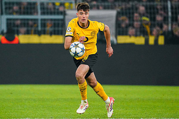 阿隆·安塞尔米诺在比赛中。