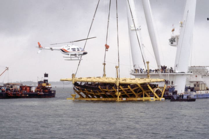 Workers raise the ‘Mary Rose’ shipwreck using purpose-built lifting frames