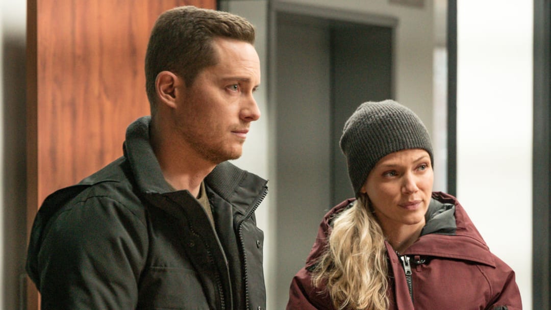 CHICAGO P.D. -- "Equal Justice" Episode 806 -- Pictured: (l-r) Jesse Lee Soffer as Jay Halstead, Tracy Spiridakos as Hailey Upton 