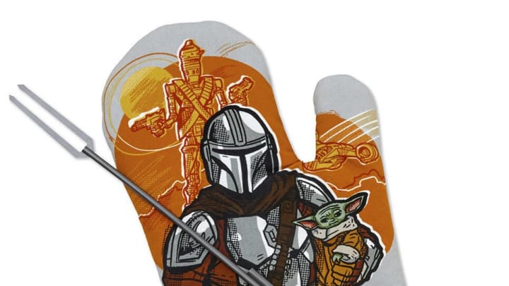 star-wars-fathers-day-gift-guide-the-mandalorian-grill-_33f6e5ec