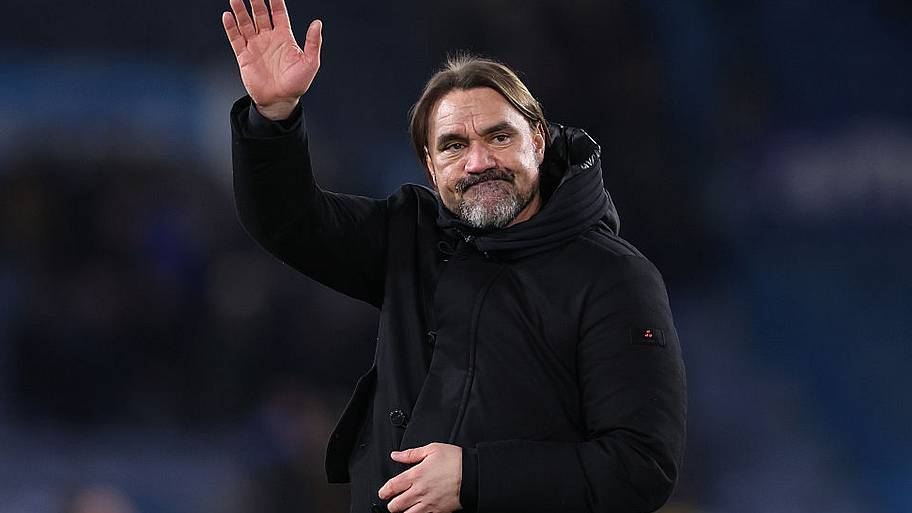 Daniel Farke waving.