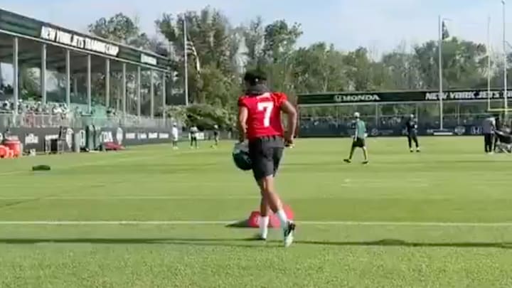 New York Jets quarterback Justin Fields runs onto the practice field.