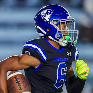 Palisades running with the ball against Brentwood High.