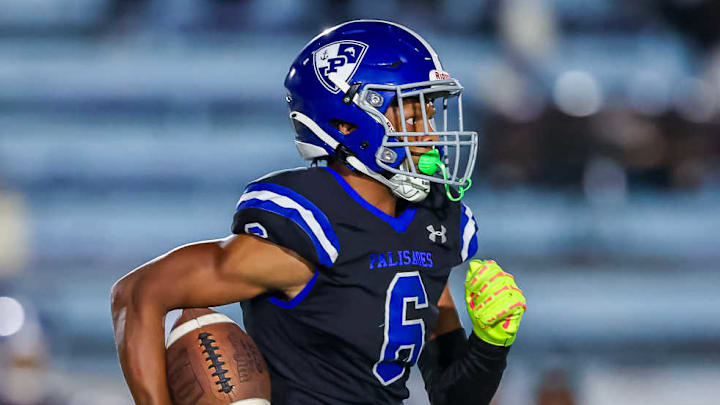 Palisades running with the ball against Brentwood High.