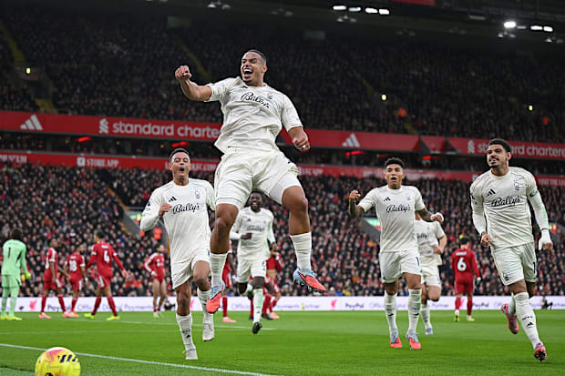 Nottingham Forest celebra marcar un gol contra el Liverpool