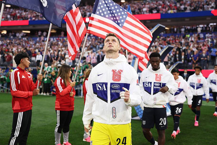 freese walking onto field for turkiye game