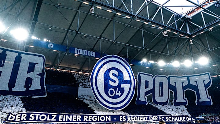 Schalker Fan-Choreo mit Gänsehauteffekt