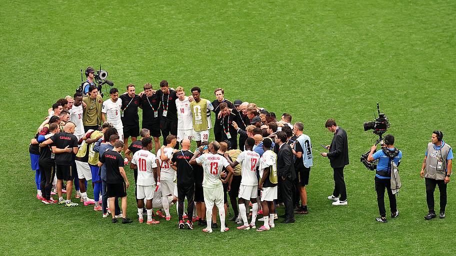 Canada players huddle