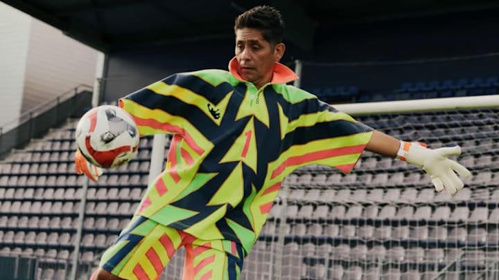 Jorge Campos lanza colección inédita de sus míticos jerseys.