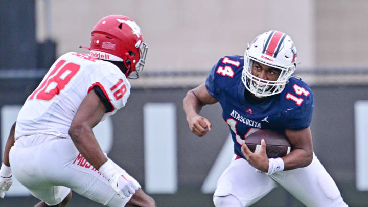 Charles Ross (left) readies for a tackle during North Shore's UIL (Texas) 6A Division I playoff win over Atascocita in Nov. 2023.