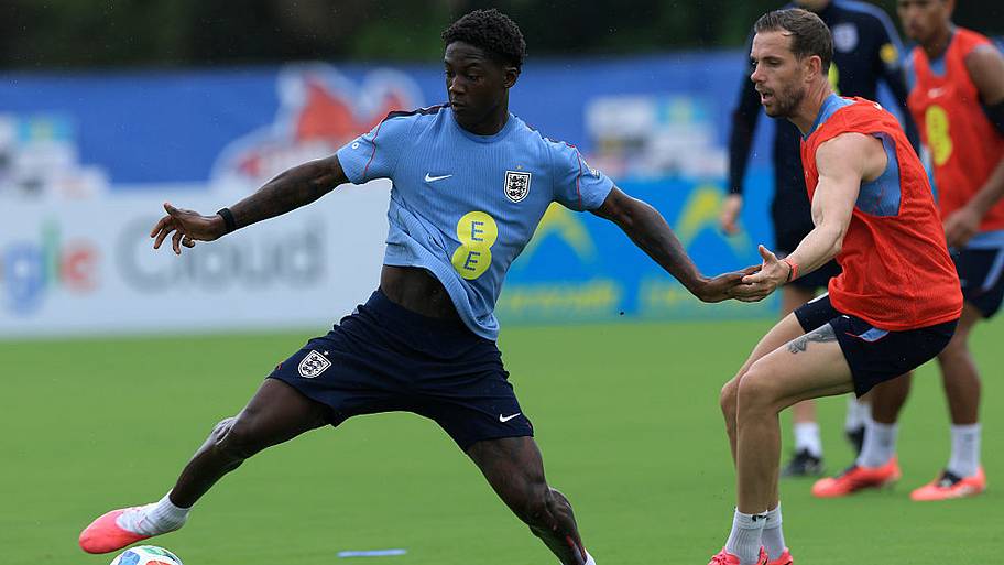 Kobbie Mainoo, Jordan Henderson. 