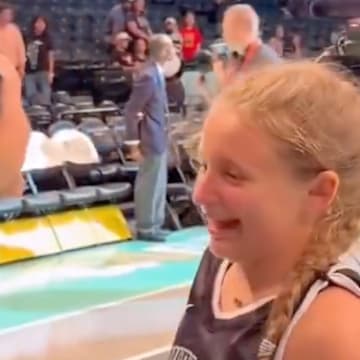 Breanna Stewart makes a young fan’s day before a Liberty game.