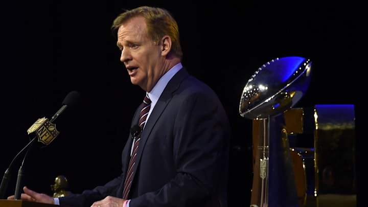 Roger Goodell, comisionado de la NFL, junto al trofeo Vince Lombardi del Super Bowl 