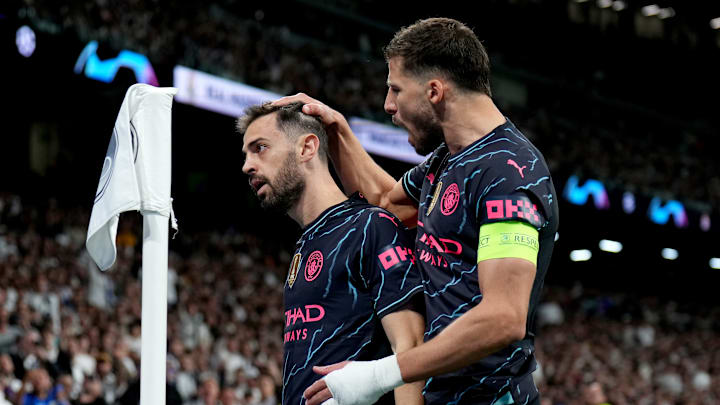 Bernardo Silva félicité par Ruben Dias après son coup franc