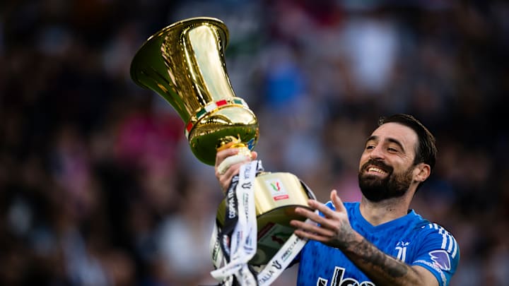 Carlo Pinsoglio con la Coppa Italia Carlo Pinsoglio con la Coppa Italia