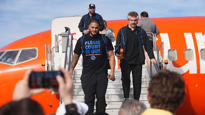 The Boise State Broncos football team arrives at Phoenix Sky Harbor International Airport.