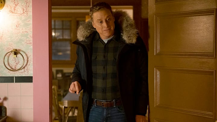 RESIDENT ALIEN -- "Lone Wolf" Episode 301 -- Pictured: Alan Tudyk as Harry Vanderspeigle -- (Photo by: James Dittiger/SYFY)