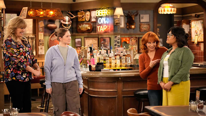 HAPPY'S PLACE -- "The Macallister Girls" Episode 110 -- Pictured: (l-r) Melissa Peterman as Gabby, Emma Kenney as Gracie, Reba McEntire as Bobbie, Belissa Escobedo as Isabella