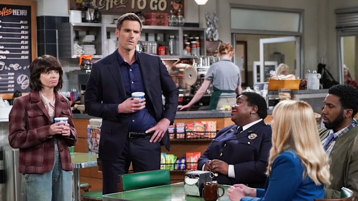 NIGHT COURT -- "A Few Good Hens" Episode 311 -- Pictured: (l-r) Kate Micucci as Carol Ann Wheeler, Andy Ridings as Crash Wheeler, Lacretta as Gurgs, Melissa Rauch as Abby Stone, Nyambi Nyambi as Wyatt -- (Photo by: Nicole Weingart/NBC)