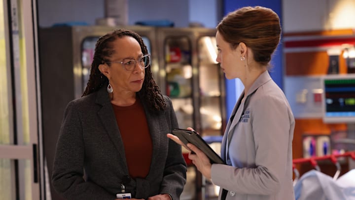 CHICAGO MED -- "Poster Child" Episode 1016 -- Pictured: (l-r) S. Epatha Merkerson as Sharon Goodwin, Sarah Ramos as Dr. Caitlin Lenox -- (Photo by: George Burns Jr/NBC)