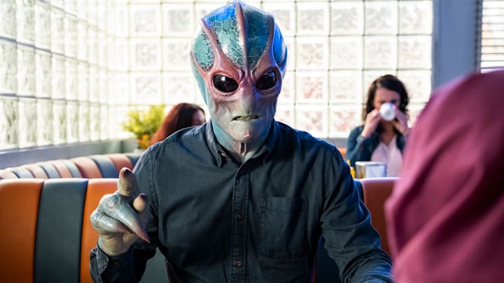RESIDENT ALIEN -- "The Wire" Episode 202 -- Pictured: Alan Tudyk as Alien Harry -- (Photo by: James Dittiger/SYFY)