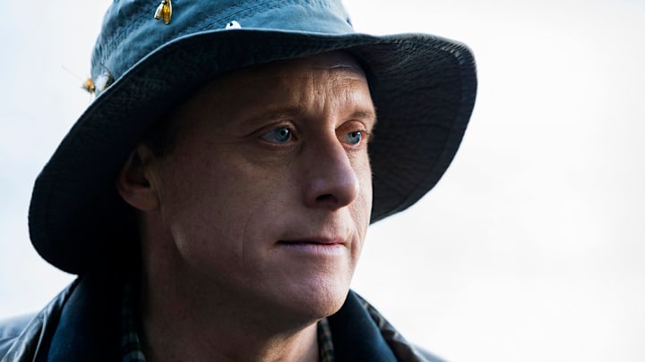 RESIDENT ALIEN -- "Pilot" Episode 101 -- Pictured: Alan Tudyk as Harry Vanderspeigle -- (Photo by: James Dittinger/SYFY)