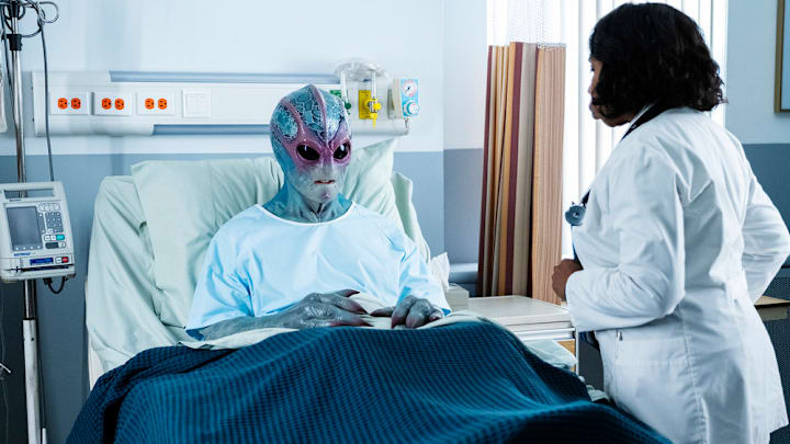RESIDENT ALIEN -- "Old Friends" Episode 201 -- Pictured: Alan Tudyk as Alien Harry -- (Photo by: James Dittiger/SYFY)