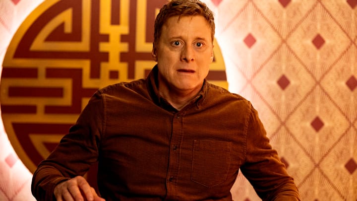 RESIDENT ALIEN -- "The Lonely Man" Episode 402 -- Pictured: Alan Tudyk as Harry Vanderspeigle -- (Photo by: James Dittiger/USA Network)