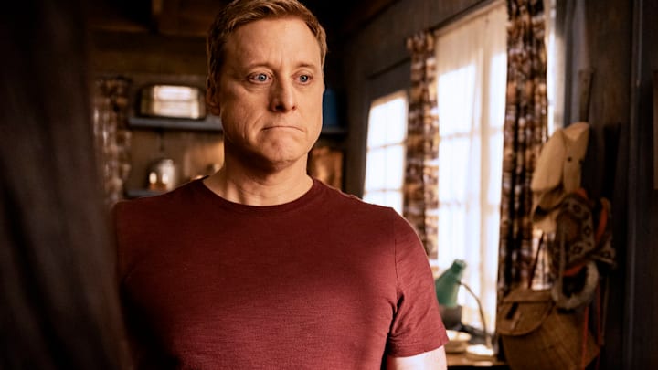 RESIDENT ALIEN -- "Truth Hurts" Episode 404 -- Pictured: Alan Tudyk as Harry Vanderspeigle -- (Photo by: James Dittiger/USA Network)