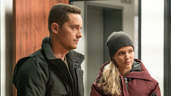 CHICAGO P.D. -- "Equal Justice" Episode 806 -- Pictured: (l-r) Jesse Lee Soffer as Jay Halstead, Tracy Spiridakos as Hailey Upton 