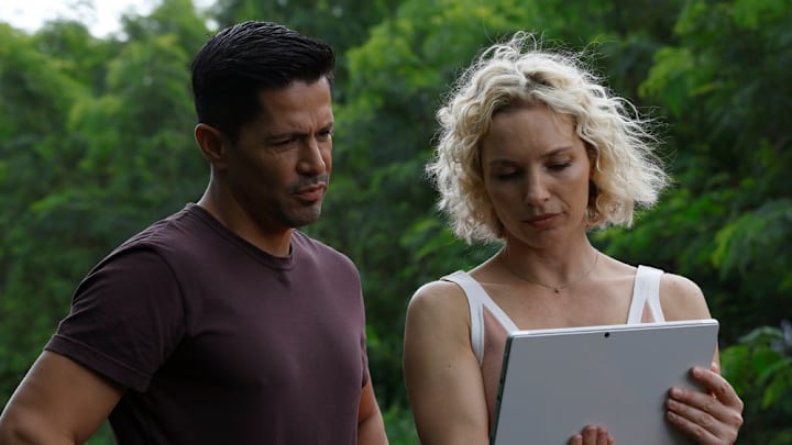 MAGNUM P.I. -- "The Retrieval" Episode 515 -- Pictured: (l-r) Jay Hernandez as Thomas Magnum, Perdita Weeks as Juliet Higgins -- (Photo by: Zack Dougan/NBC)